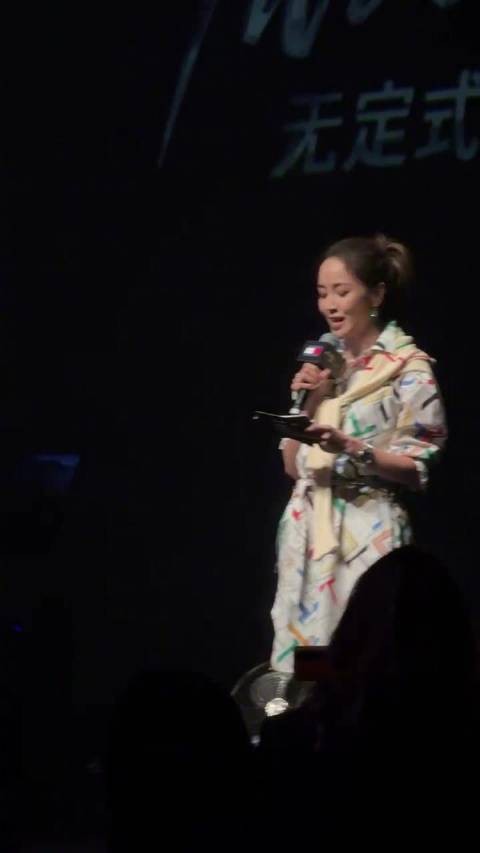 难道还有人不知道侯佩岑的英文主持很好？
