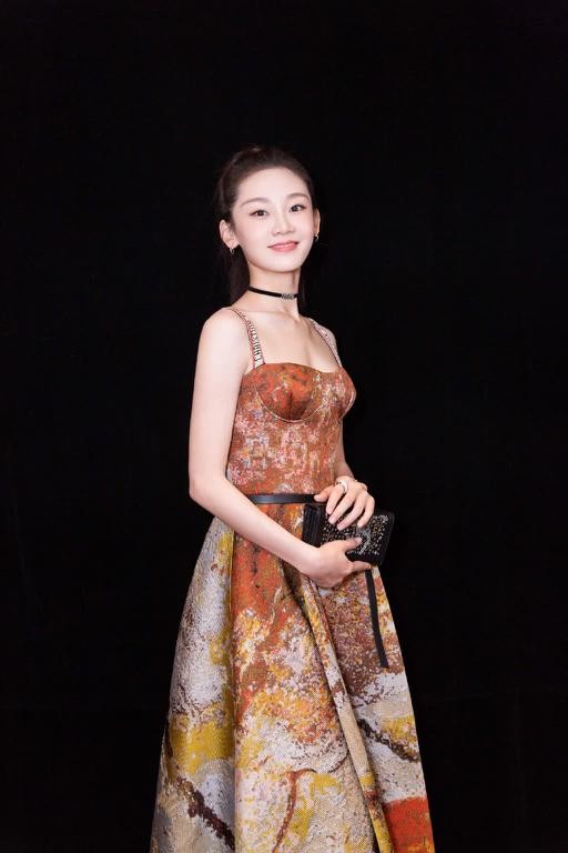 冯女郎苗苗跻身时尚圈，毫无背景的她连精修图都这么粗糙？