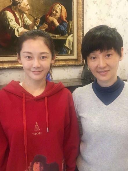 冯女郎苗苗跻身时尚圈，毫无背景的她连精修图都这么粗糙？