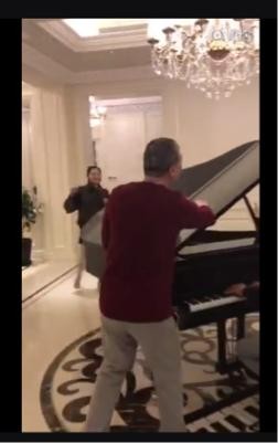 冯女郎苗苗跻身时尚圈，毫无背景的她连精修图都这么粗糙？