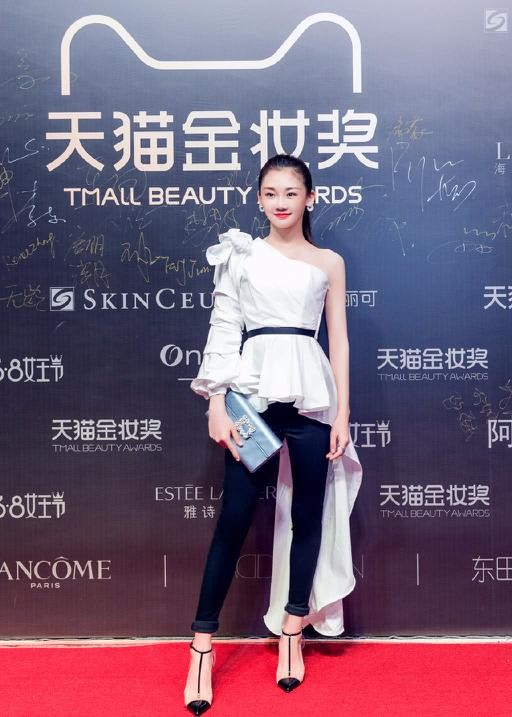冯女郎苗苗跻身时尚圈，毫无背景的她连精修图都这么粗糙？