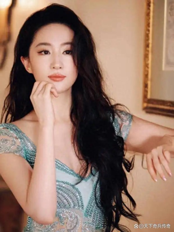 刘亦菲穿水蓝色长裙勾勒好身材单手托腮气质高雅俏皮