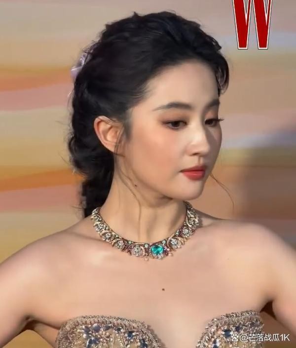意大利红毯亮相，刘亦菲丰腴优雅惊艳全场，自然美气质获盛赞