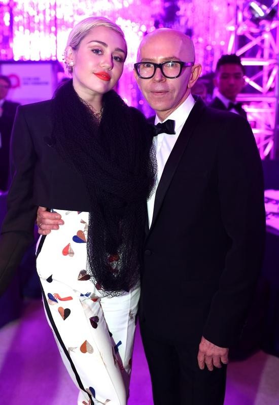 M•A•C魅可2015 VIVA GLAM系列代言人麦莉•赛勒斯(MILEY CYRUS)与M•A•C魅可艾滋病基金会主席兼雅诗兰黛集团总裁JOHN DEMSEY合影