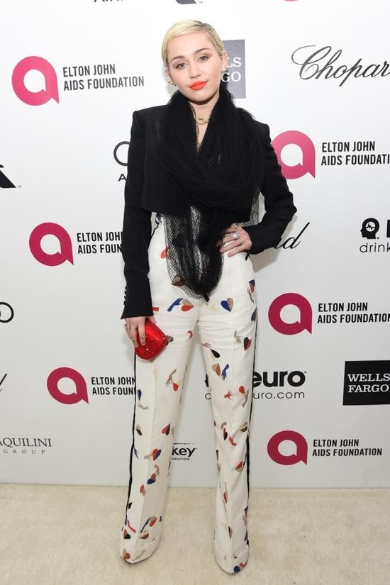 M•A•C魅可2015 VIVA GLAM系列代言人麦莉•赛勒斯(MILEY CYRUS)出席埃尔顿•约翰艾滋病基金会奥斯卡颁奖典礼筹款活动(ELTON JOHN AIDS FOUNDATION OSCAR VIEWING PARTY)