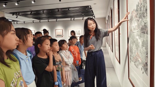 “跟着艺术游兰州”百名小画家走进兰州美术馆