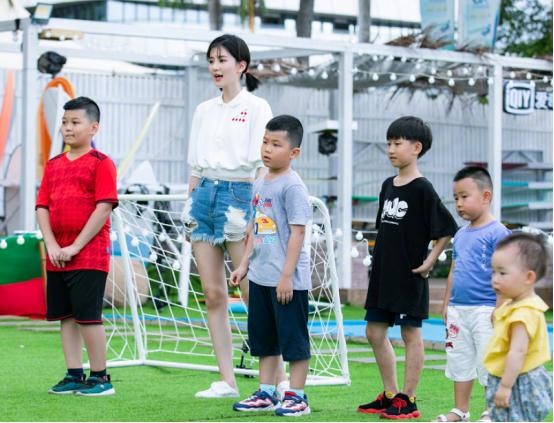 新人女演员时尚感爆棚，年轻女性值得学习，耍酷的样子太帅了