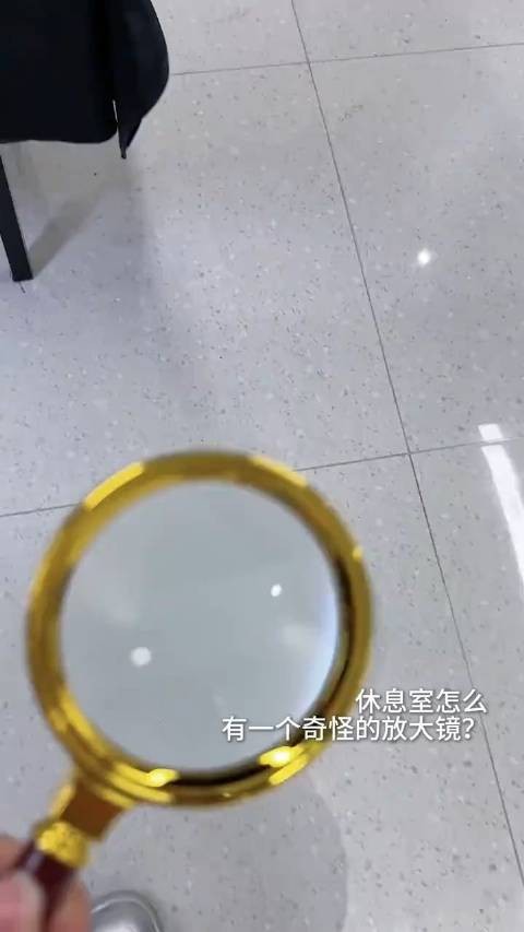 放大镜对准白纸出现了… 帅气诺崽!