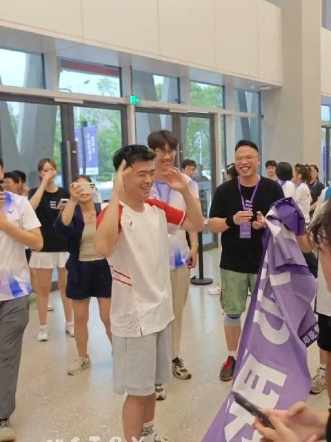 郑思维被围唱告白地球面露窘态