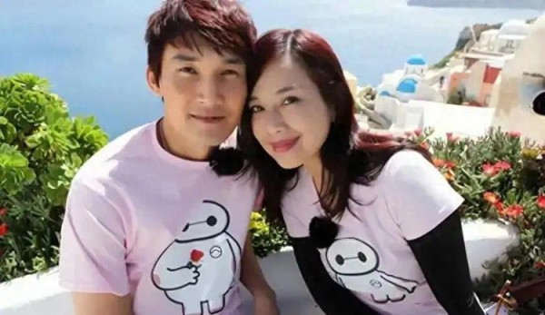 陈松伶夫妇贵州赶大集，张铎刻意扮老穿得土气，女方还是太显老了