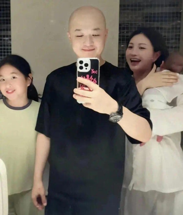 包贝尔老婆出月子回家，二胎儿子单独睡小床，婴儿房装了摄像头