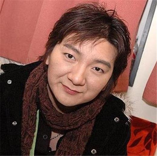 过气明星现生存现状，他负债2.5亿妻离子散，他靠一首歌吃一辈子