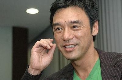 过气明星现生存现状，他负债2.5亿妻离子散，他靠一首歌吃一辈子