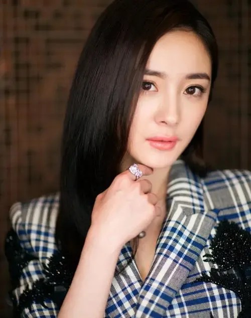 一个平凡人：杨幂，周杰伦，汪峰章子怡，传绯闻？
今天，我们来聊一聊那些真实明星绯闻。明星们总是有无数的绯闻，有的是无中生有，有的是虚假的炒作，而有些则是真实存在的。这些真实的明星绯闻，成为了公众议论的焦点，也让我们更加了解了这些明星们的生活。
比如说，最近几年最火的绯闻莫过于杨幂和刘恺威的婚姻问题。两人曾被传出感情不和，甚至传出了刘恺威出轨的消息。虽然后来两人通过微博澄清了这些传闻，但是这个绯闻还...