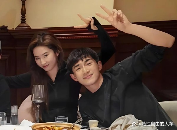 小丑说事：近日，杭州迎来了一场盛大的娱乐圈盛宴，半个娱乐圈的明星都云集于此，共同参加一场别开生面的活动。活动现场星光熠熠，众多知名演员、歌手、导演等纷纷亮相，吸引了无数粉丝和媒体的关注。

据悉，此次活动涵盖了多个环节，包括红毯走秀、现场表演、互动游戏等，内容丰富多彩，让现场观众大饱眼福。明星们或穿着华丽礼服，或打扮休闲时尚，纷纷展现出自己的独特魅力。

在活动现场，明星们不仅与粉丝亲密互动，还分...