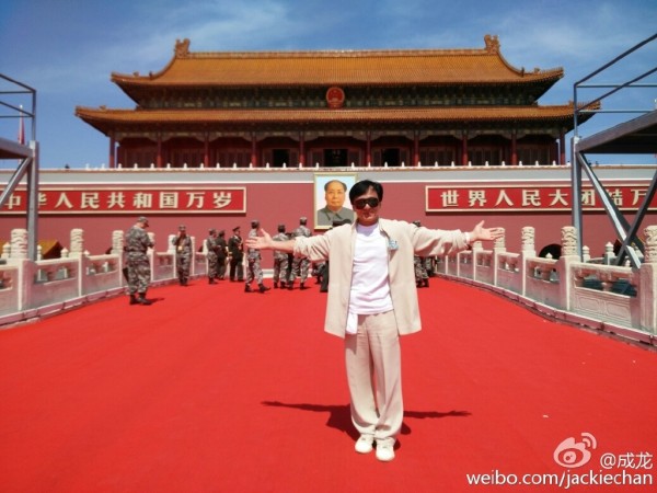 成龙天安门下拍照