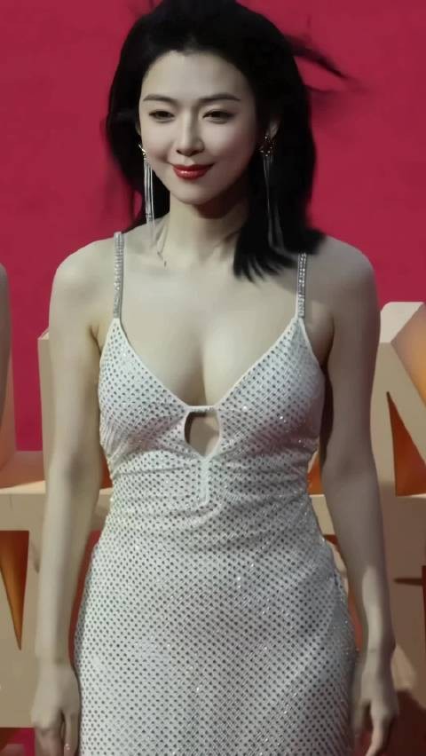 宁心一袭闪耀白裙亮相,深V勾勒傲人曲线,面部皮肤细腻,笑起来超甜