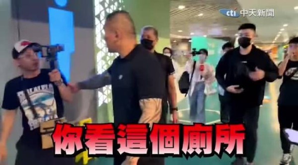 馆长来大陆直播,大陆厕所是有门的