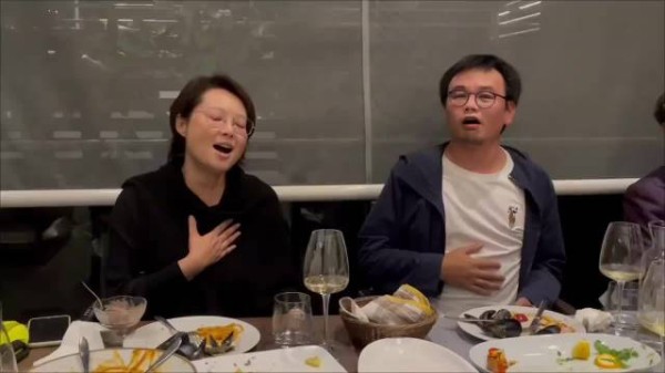 53岁袁立巴黎度假，瘦了有10斤颜值回春，看着比小12岁老公还年轻！