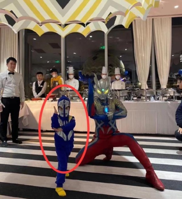 小海绵生日派对曝光，豪华如游乐场，baby与众闺蜜合影不见黄晓明