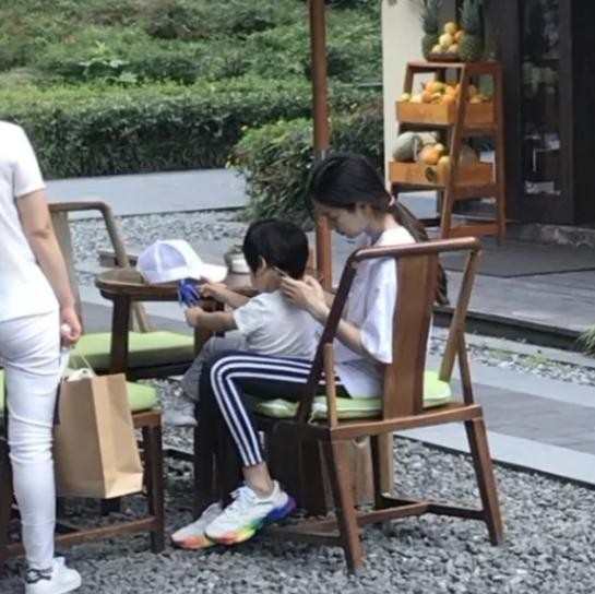 小海绵生日派对曝光，豪华如游乐场，baby与众闺蜜合影不见黄晓明