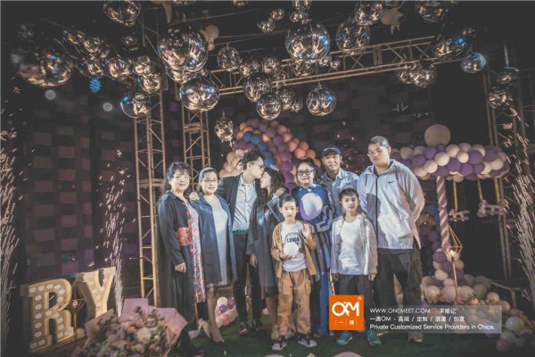 明星们新颖的方式话剧院浪漫<a href='https://www.onemeet.com'>求婚策划</a>，明星们比较有创意的求婚策划方案