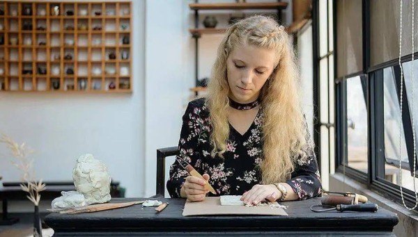 这位金发碧眼的俄罗斯美女，苦练书法4年，却被国内书法家们嘲讽