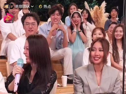 张韶涵演绎《快乐崇拜》时，似乎眼睛有些抽筋