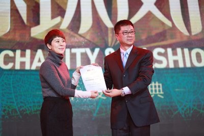 人民网总裁牛一兵为海清颁授“最具影响力风尚领秀”聘书