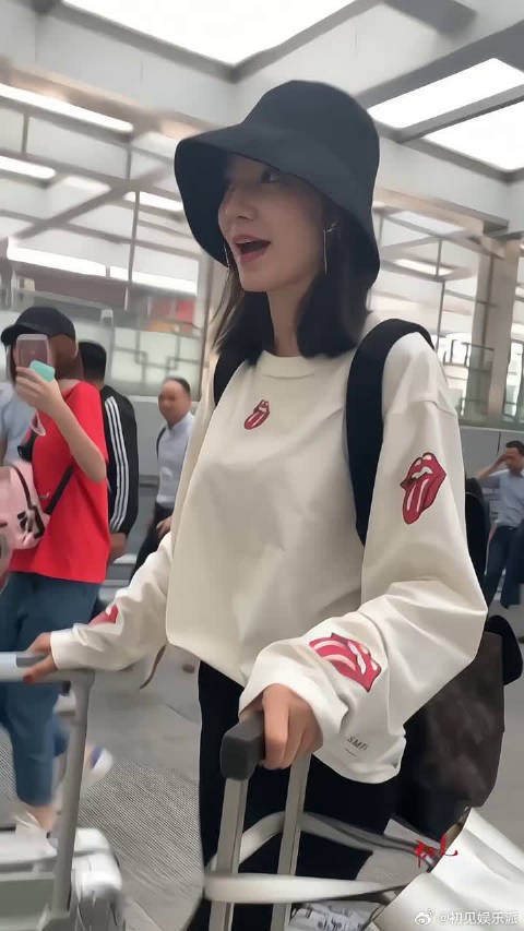 代斯美女被我拍的害羞了