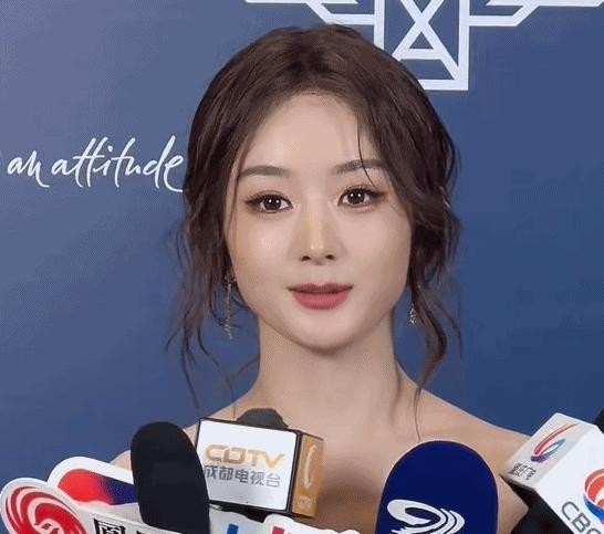 赵丽颖假发造型露出粉色发丝 状态引发热议