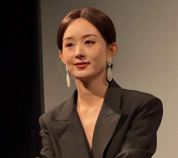 赵丽颖假发造型露出粉色发丝 状态引发热议