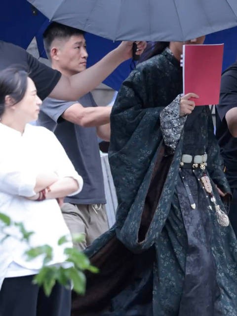 邓为今日上班出妆啦!谣言不攻自破,期待《风月不相关》殷戈止!