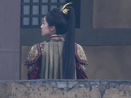红衣打底,外披轻甲,马尾高高束起,楚瑜将军英姿飒爽,尽显豪情!