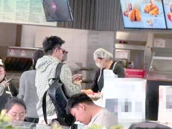 明星家庭在欢乐谷的温馨时光与生活平衡