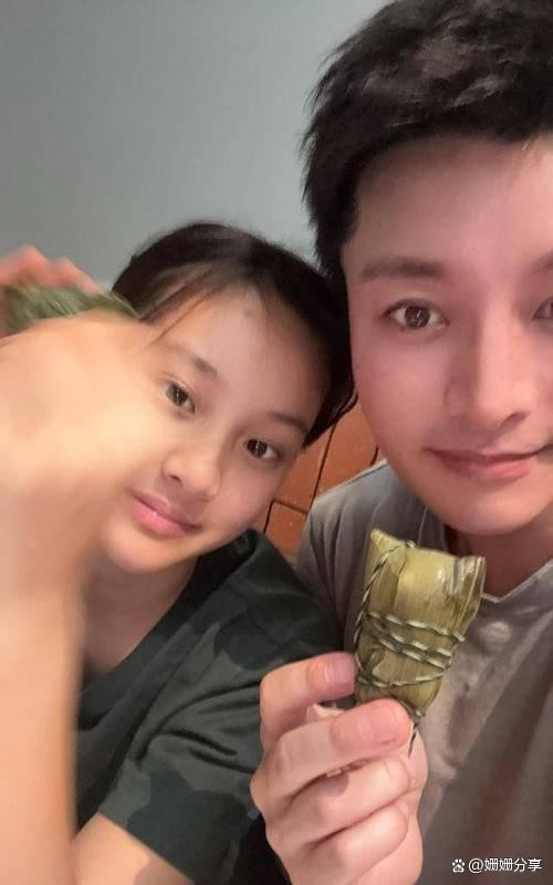 贾乃亮端午携女花式晒粽，父女颜值超抢镜