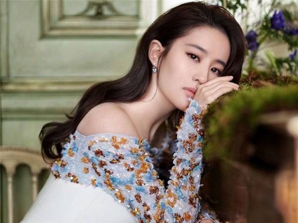 不愧是“神仙姐姐”刘亦菲，她的时尚穿搭清新脱俗，太美了