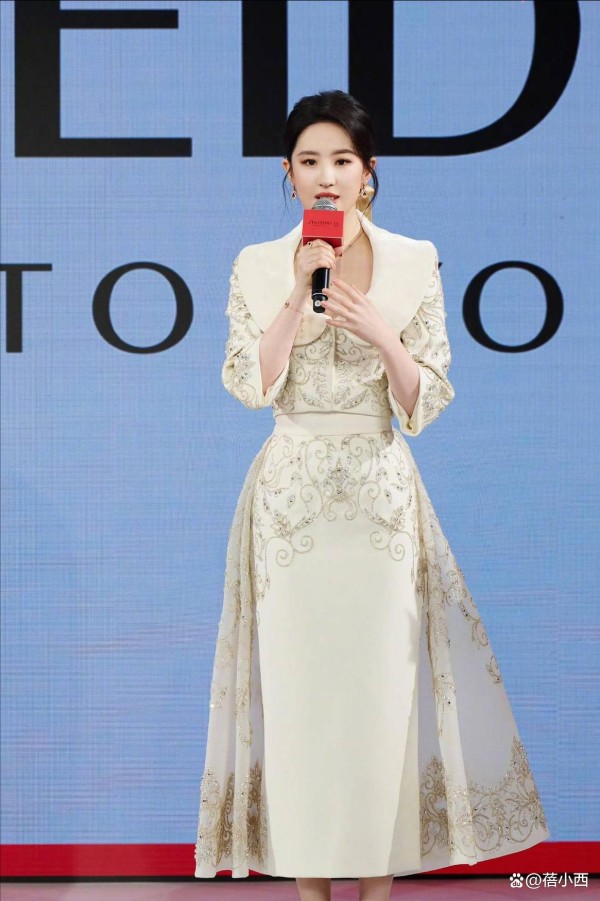 37岁刘亦菲上海亮相，把白色礼服穿出高级感，气质让人羡慕