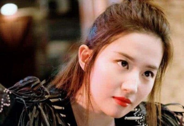 看了刘亦菲童年万圣节照片, 仙童落凡尘, 难怪金庸指定她演小龙女