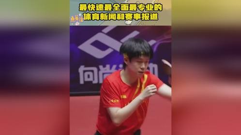 莎莎场边指挥，也不忘看向头哥比赛，偷感好搞笑
