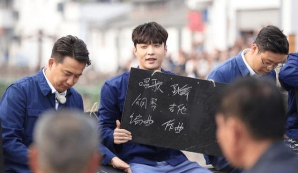明星出道前后对比：张艺兴非主流变小鲜肉