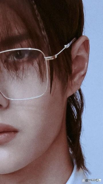 王一博《VOGUE》封面引爆全网！首位95后男星，时尚表现力封神