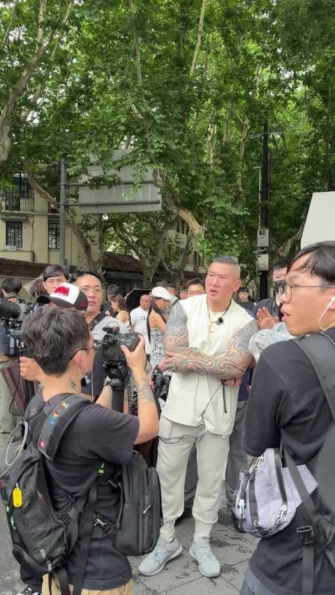 网友在上海武康大楼偶遇台湾馆长陈之汉