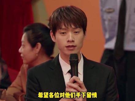 没有分开!秦岚温柔依偎紧抱魏大勋,二人共撑一伞甜蜜同行