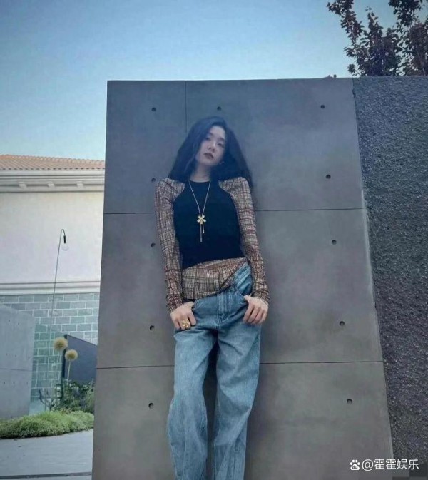 黄多多ins更新美照：真长了一张电影脸，气质忧郁，有妈妈的影子