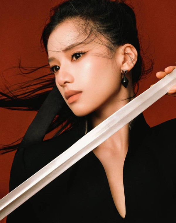 张婧仪五官精致立体。