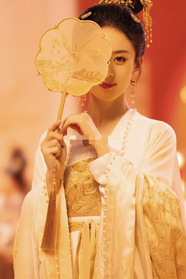 赵丽颖：在工作室晒图，被刘亦菲粉丝称，赵丽颖这波是在蹭热度