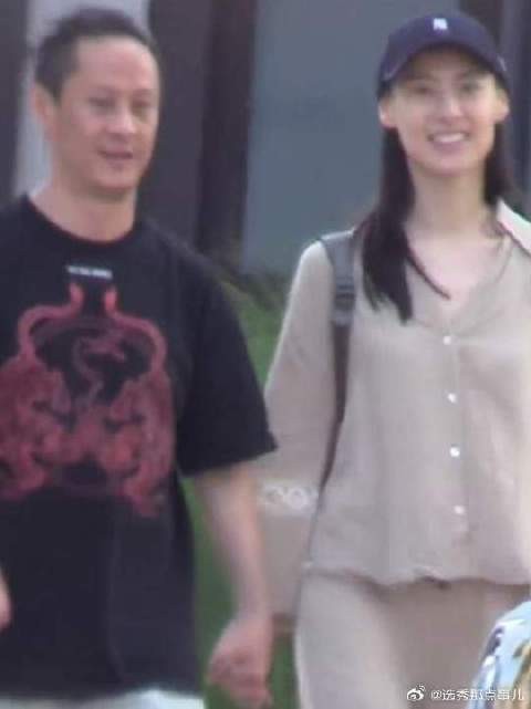 梁洛施马浴柯牵手约会，笑容甜美似初恋，曾曝被仨儿子催着找对象
