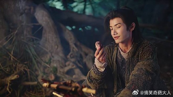 花如月为救他身受重伤,从此她的身边就多了一个小跟班