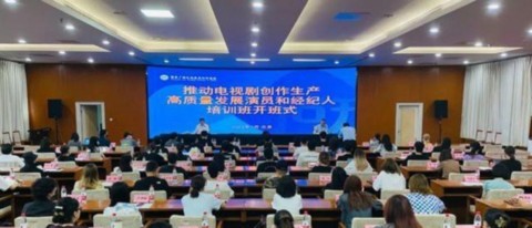 艺德培训班合照曝光，原来明星的腿不精修的话，跟普通人的差不多